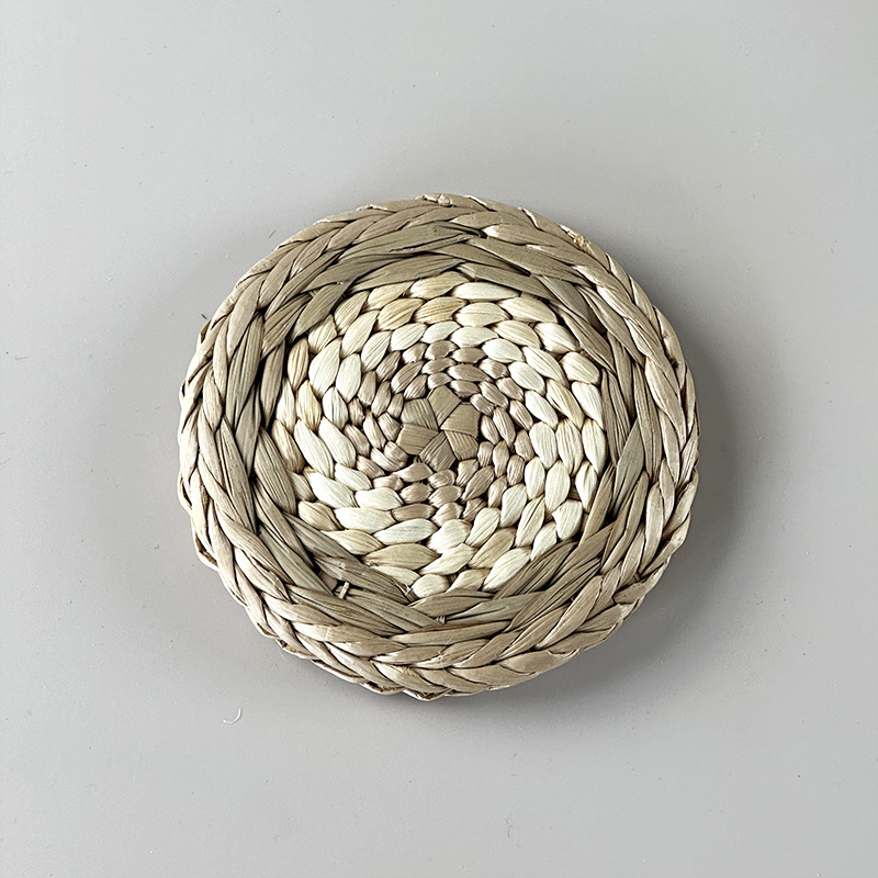 Garden style round woven grass coaster Handwoven pushgrass corn husk thickened insulation mat table decoration mat bowl mat Item Picture