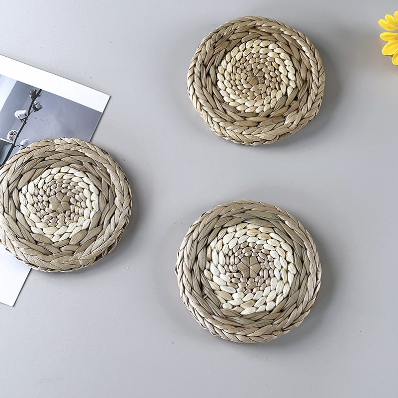 Garden style round woven grass coaster Handwoven pushgrass corn husk thickened insulation mat table decoration mat bowl mat details Picture