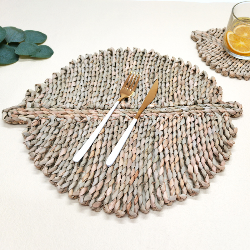 Fuge grass woven Western placemat thickened insulation leaf shaped placemat Japanese style home fuge placemat Application Scenario