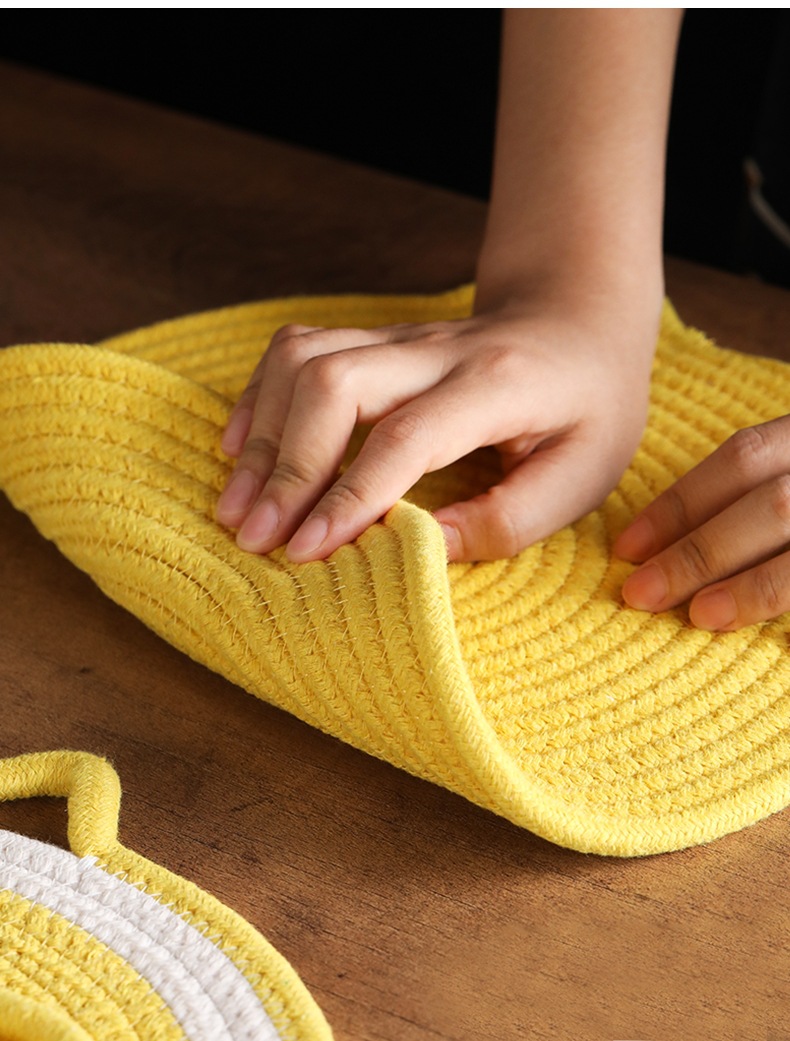 Cotton rope placemats can be suspended in the shape of cat's ears. Cotton thread placemats are heat-proof, cat heat insulation MATS are coasters Application Scenario