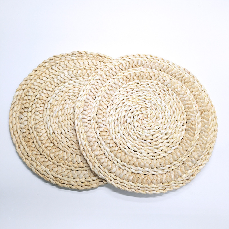 Japanese woven corn husk placemats straw placemats heat insulation tea MATS handmade three-strand woven casserole MATS coasters Application Scenario