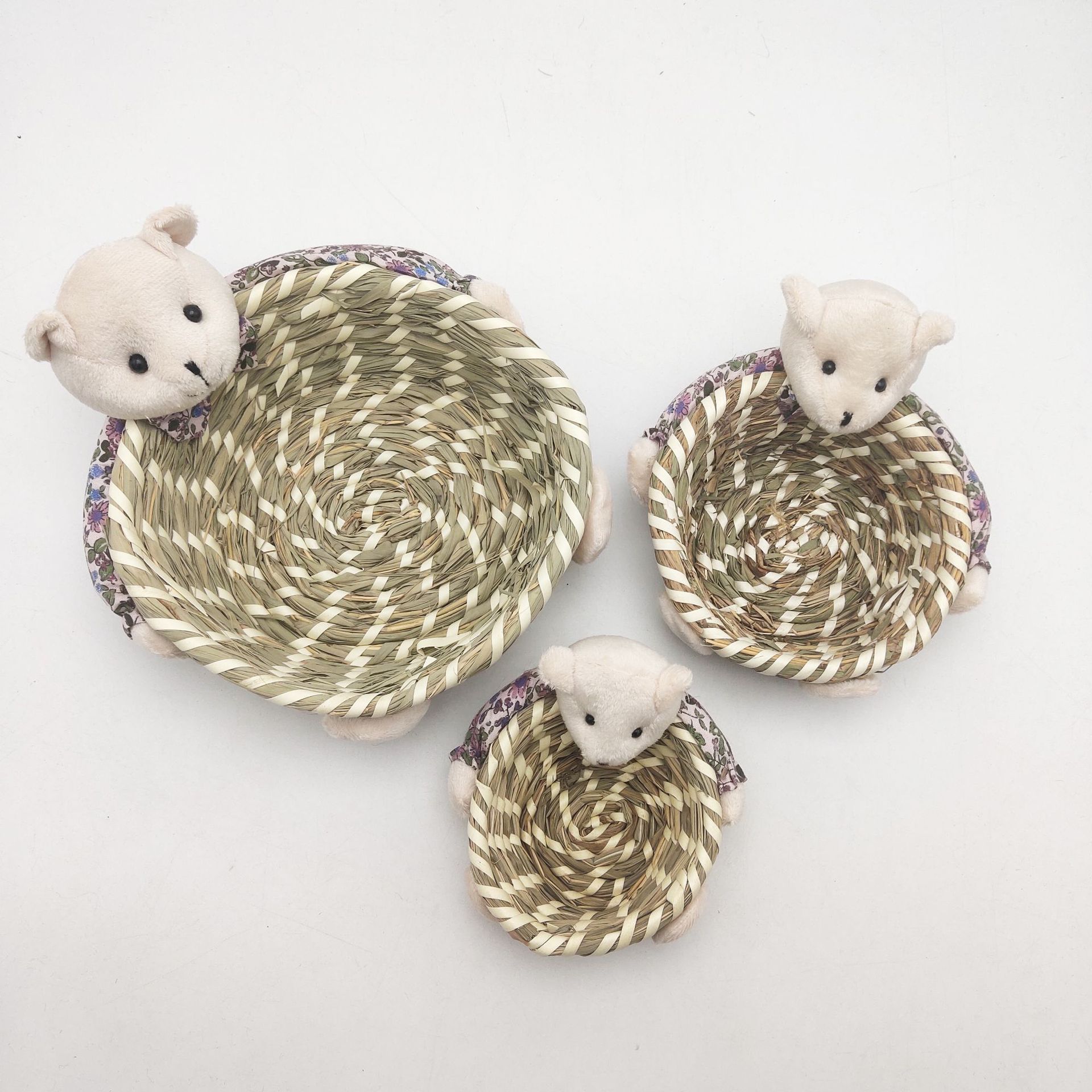 Factory direct thatch storage basket hand-woven home decoration rabbit bear three pieces of Easter egg basket Application Scenario