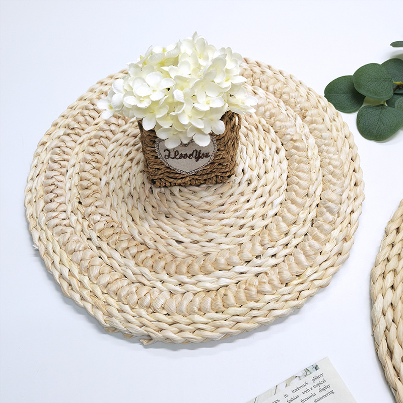 Japanese woven corn husk placemats straw placemats heat insulation tea MATS handmade three-strand woven casserole MATS coasters Specification drawing