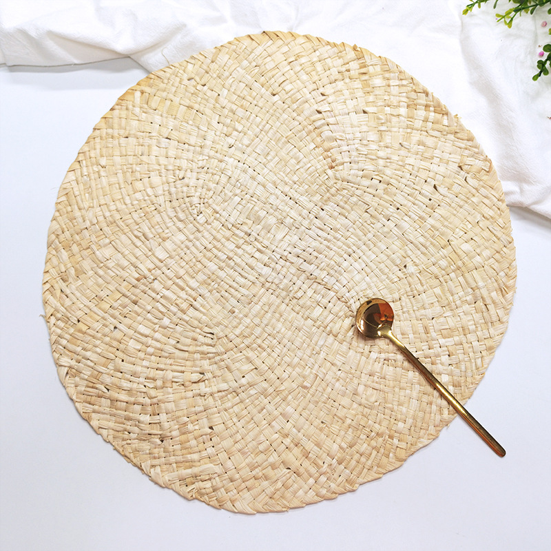 Foreign trade hot straw placemat corn husk placemat braided heat insulation mat round Western placemat photography decoration mat Application Scenario
